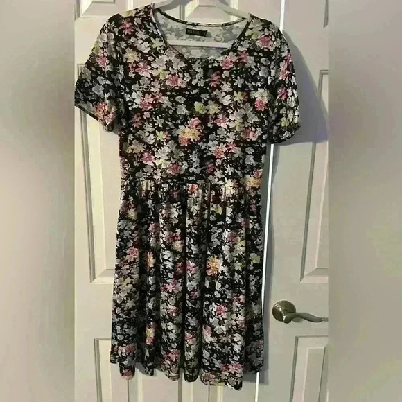 Wantable Floral Dress - Picture 3 of 3